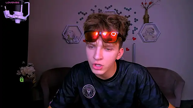 travis wolf  online show from September 22, 7:16 pm