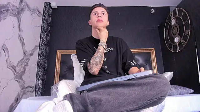 liaamsmiith  online show from September 29, 12:32 pm