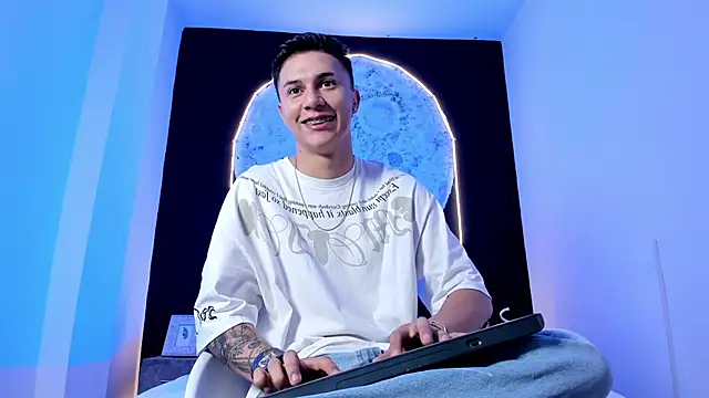 liaamsmiith  online show from October 28, 12:09 pm