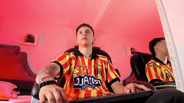 liaamsmiith  online show from February 8, 12:08 pm