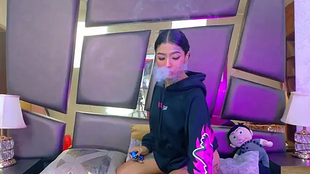 Snapshot of EmilieLake chatting on November 13, 8:41 pm EmilieLake online show from November 13, 8:41 pm