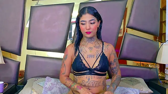 Snapshot of EmilieLake chatting on December 4, 8:06 pm EmilieLake online show from December 4, 8:06 pm