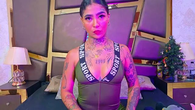 Snapshot of EmilieLake chatting on December 13, 8:47 pm EmilieLake online show from December 13, 8:47 pm