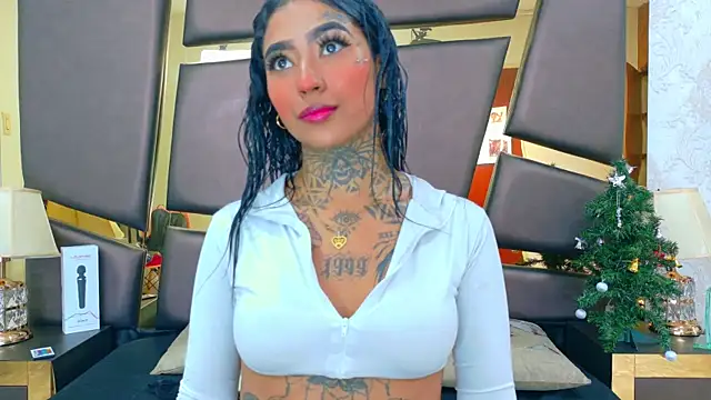 Snapshot of EmilieLake chatting on December 20, 8:27 pm EmilieLake online show from December 20, 8:27 pm