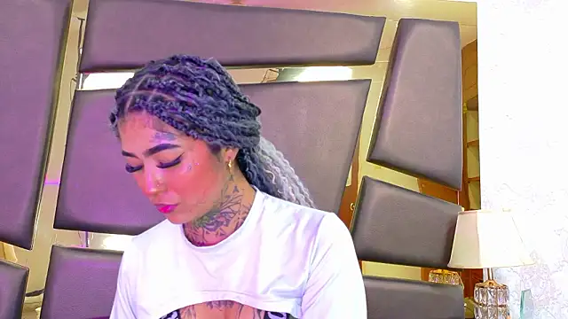 Snapshot of EmilieLake chatting on February 2, 7:34 pm EmilieLake online show from February 2, 7:34 pm