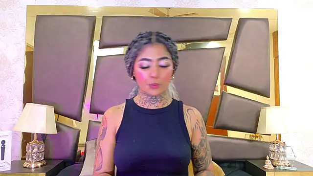 Snapshot of EmilieLake chatting on February 7, 8:23 pm EmilieLake online show from February 7, 8:23 pm