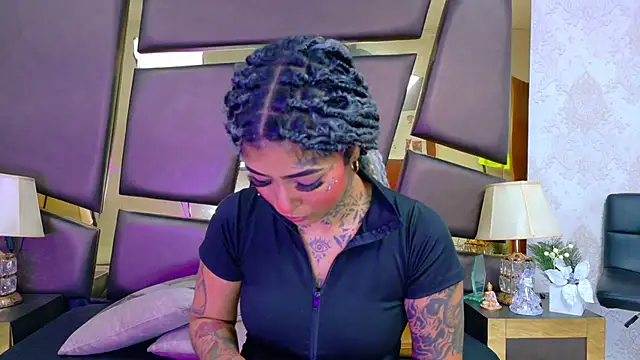 Snapshot of EmilieLake chatting on February 13, 8:16 pm EmilieLake online show from February 13, 8:16 pm