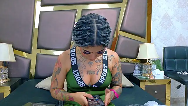 Snapshot of EmilieLake chatting on February 14, 8:38 pm EmilieLake online show from February 14, 8:38 pm