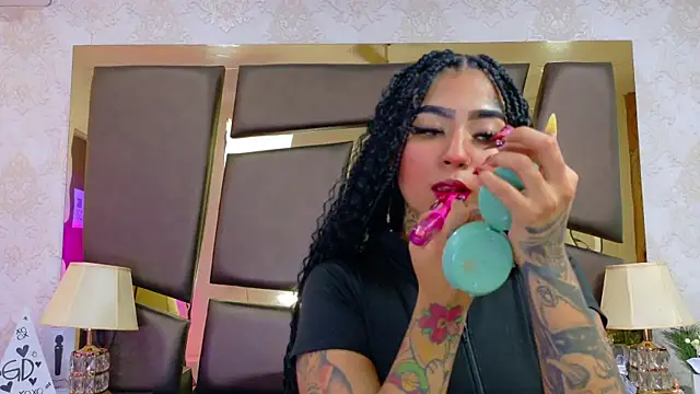 Snapshot of EmilieLake chatting on February 19, 7:54 pm EmilieLake online show from February 19, 7:54 pm