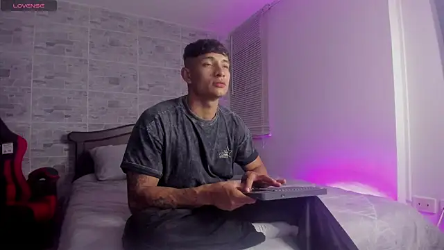 Snapshot of DavisFirb chatting on December 5, 2:31 am DavisFirb online show from December 5, 2:31 am