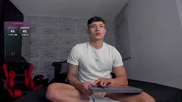 Snapshot of DavisFirb chatting on February 3, 1:05 pm DavisFirb online show from February 3, 1:05 pm