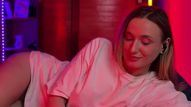 Snapshot of LovaMay chatting on February 22, 11:03 pm LovaMay online show from February 22, 11:03 pm