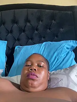 Curvycandy95 online show from April 12, 10:53 am