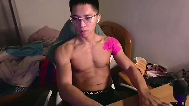 iron0401 online show from February 26, 5:12 pm