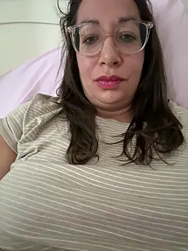 Snapshot of RosaFreya chatting on June 15, 7:32 am RosaFreya online show from June 15, 7:32 am