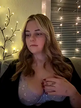 Snapshot of ItsLxsa chatting on November 17, 12:05 am ItsLxsa online show from November 17, 12:05 am