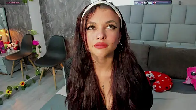 yiyisandoval online show from April 3, 7:45 pm