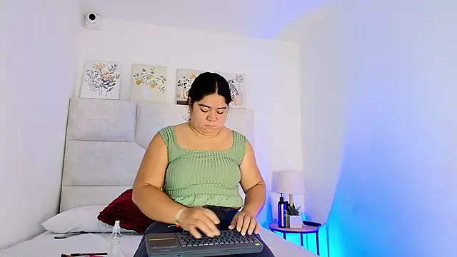 elizawiliamst online show from May 22, 11:49 am