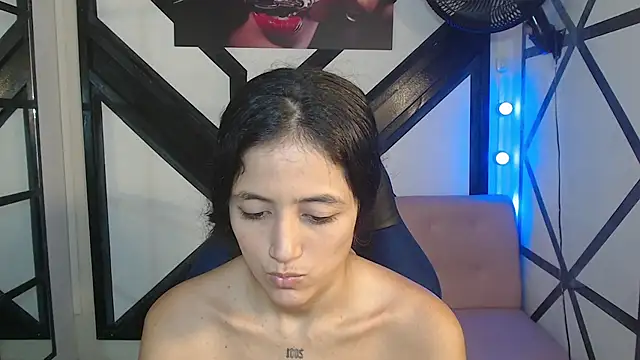 Snapshot of emily_rz1 chatting on August 5, 5:38 pm emily rz1 online show from August 5, 5:38 pm