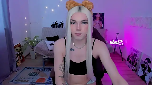 Snapshot of YourTrixie chatting on February 8, 6:50 am YourTrixie online show from February 8, 6:50 am