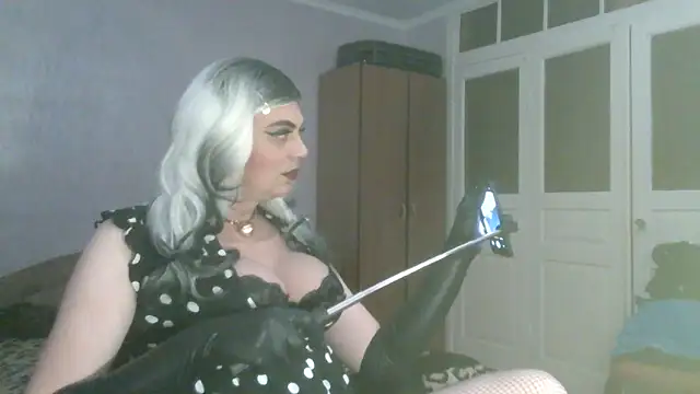 Snapshot of NiraFrost chatting on February 11, 6:13 pm NiraFrost online show from February 11, 6:13 pm