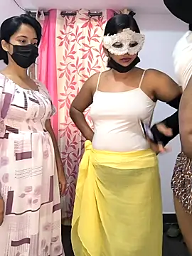 Snapshot of Family02 chatting on February 19, 4:52 am Family02 online show from February 19, 4:52 am