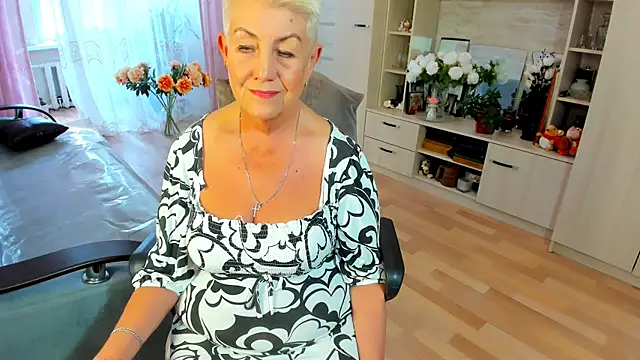 Snapshot of HotandMature chatting on July 9, 11:25 am HotandMature online show from July 9, 11:25 am