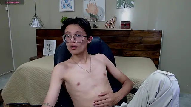 SantiagoRusso18 online show from December 3, 8:18 pm