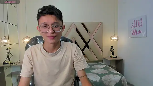 SantiagoRusso18 online show from December 14, 7:40 pm