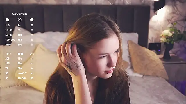 LynHillaire online show from April 19, 1:10 pm