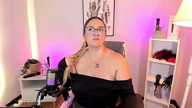 hollie joliie online show from April 8, 12:05 pm