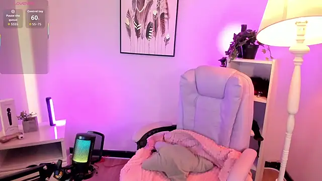 hollie joliie online show from April 18, 12:09 pm