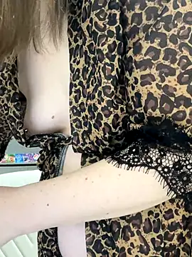 Snapshot of Risky-Flower chatting on December 17, 6:47 pm Risky-Flower online show from December 17, 6:47 pm