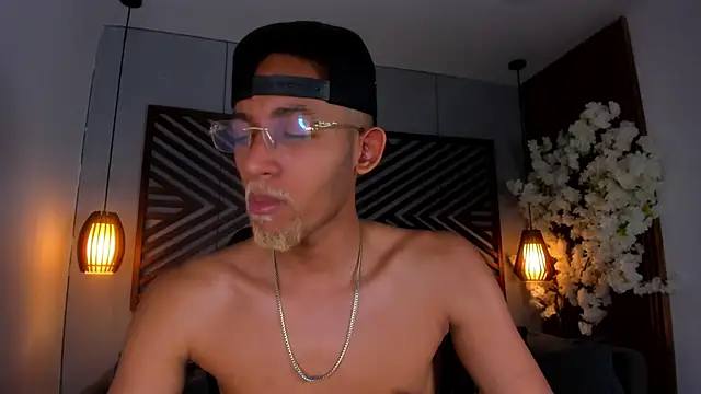 B Wild online show from October 22, 3:51 am