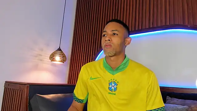 B Wild online show from February 6, 4:06 am