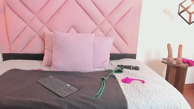 Snapshot of Caroline_daring chatting on July 6, 3:03 pm Caroline daring online show from July 6, 3:03 pm