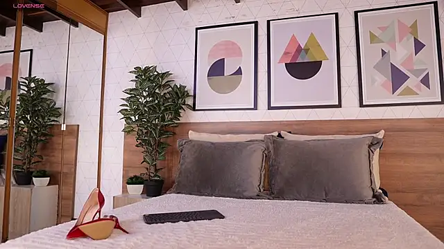 VictoriaShelby online show from April 14, 12:00 pm