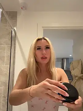 SexySaraxxoo online show from April 18, 10:08 am