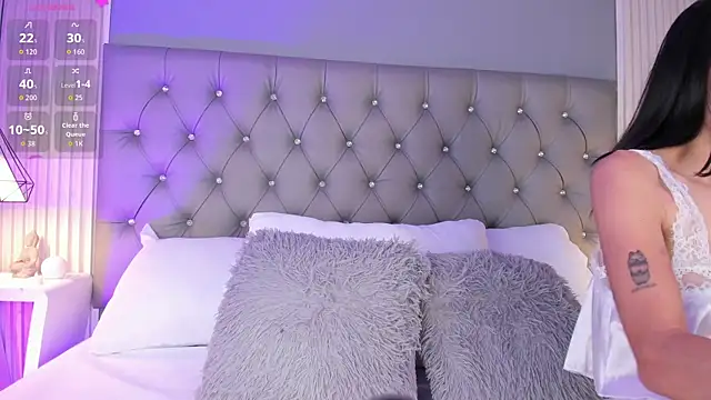 LunaBloomn online show from February 12, 5:08 pm