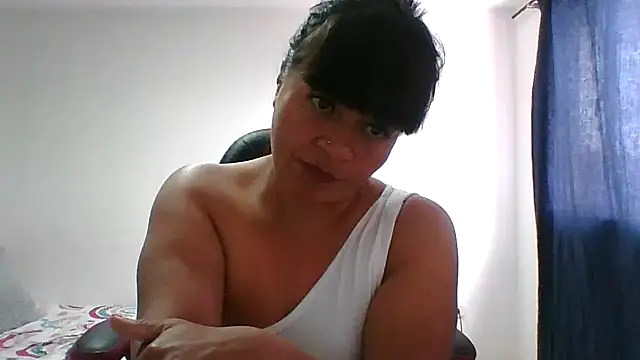 Snapshot of adri89-g chatting on February 2, 1:43 pm adri89-g online show from February 2, 1:43 pm