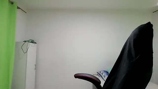 Snapshot of adri89-g chatting on July 15, 12:43 pm adri89-g online show from July 15, 12:43 pm