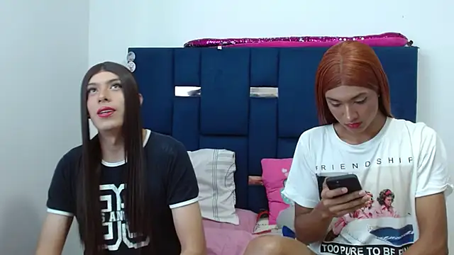 PinkLuna LolaBloom online show from January 17, 6:00 pm