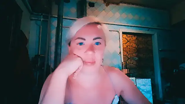 EmmaCat  online show from June 12, 4:44 am