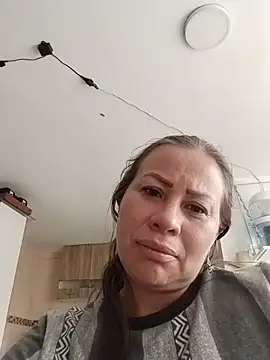 LaraCaliente online show from July 10, 7:05 pm