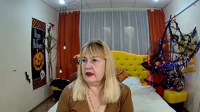 Snapshot of EmmaEllison chatting on October 26, 7:03 am EmmaEllison online show from October 26, 7:03 am