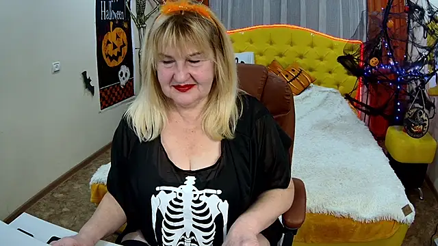 Snapshot of EmmaEllison chatting on October 28, 7:23 am EmmaEllison online show from October 28, 7:23 am