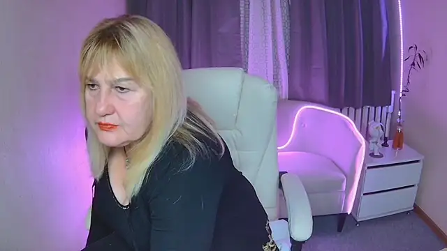 Snapshot of EmmaEllison chatting on November 12, 6:47 am EmmaEllison online show from November 12, 6:47 am