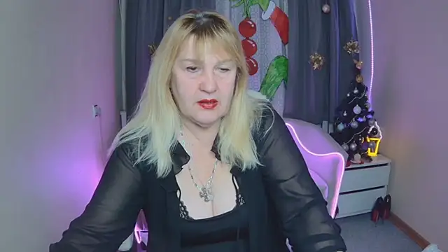 Snapshot of EmmaEllison chatting on December 15, 7:12 am EmmaEllison online show from December 15, 7:12 am