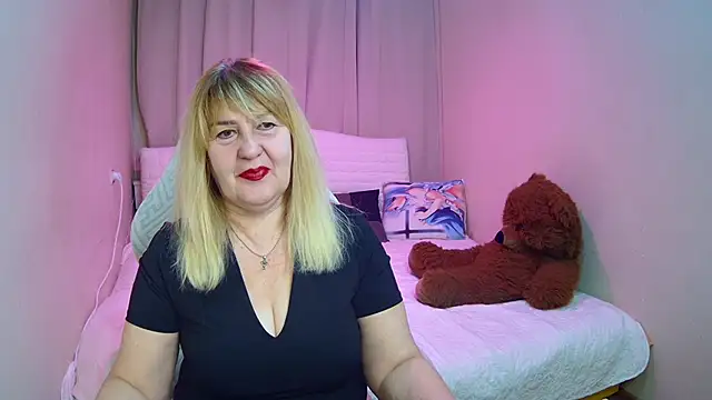 Snapshot of EmmaEllison chatting on February 17, 7:16 am EmmaEllison online show from February 17, 7:16 am