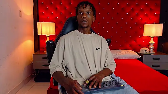 SkylerBigxxx online show from September 19, 4:03 am